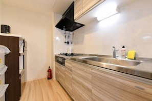 冰箱、微波炉、炉灶、厨具/餐具