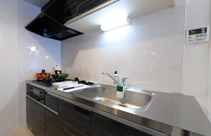 Kühlschrank, Mikrowelle, Herdplatte, Kochgeschirr/Geschirr/Besteck