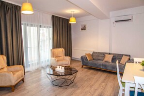 Departamento, 1 habitación, balcón | Área de sala de estar | Televisión de pantalla plana 