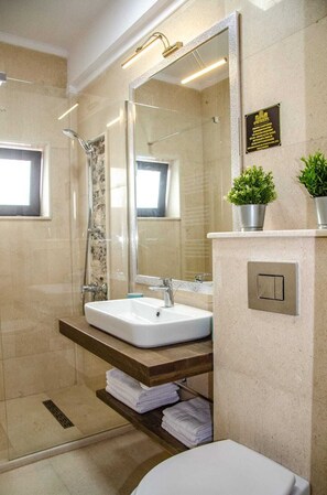 تجهيزات دش، مستلزمات مجانية للعناية الشخصية، مجففات شعر، مناشف