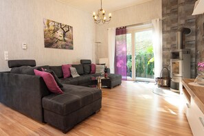 Smart TV, fireplace, stereo