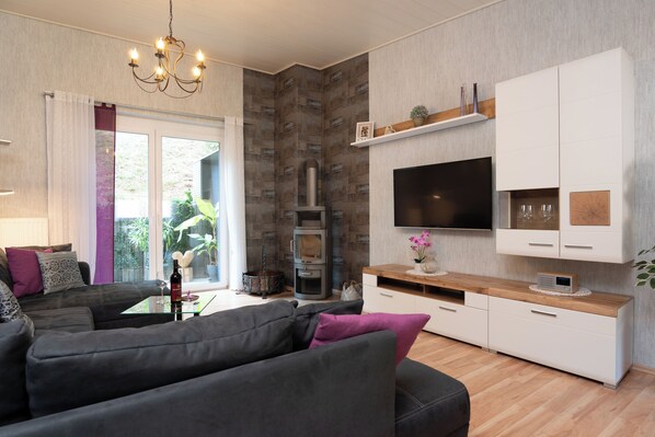 Smart TV, fireplace, stereo