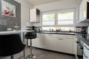 Réfrigérateur, un four, surface de cuisson, lave-vaisselle