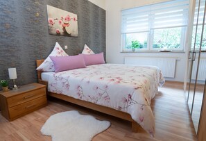 2 chambres, coffre-fort, fer et planche à repasser