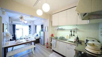 Geladeira, micro-ondas, cooktop, talheres/pratos/utensílios de cozinha