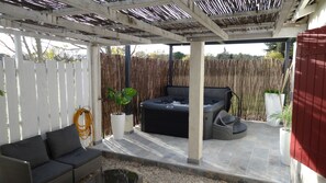 Terrace/patio - Former Cevennes sheepfold with year-round heated spa (Bagard)