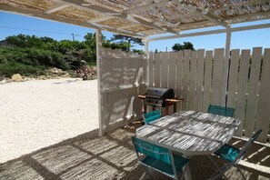 Outdoor dining - Former Cevennes sheepfold with year-round heated spa (Bagard)