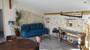 Interior - Former Cevennes sheepfold with year-round heated spa (Bagard)