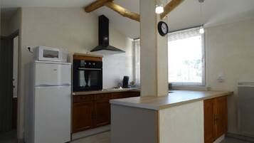 Een koelkast, een microgolfoven, een oven, een kookplaat