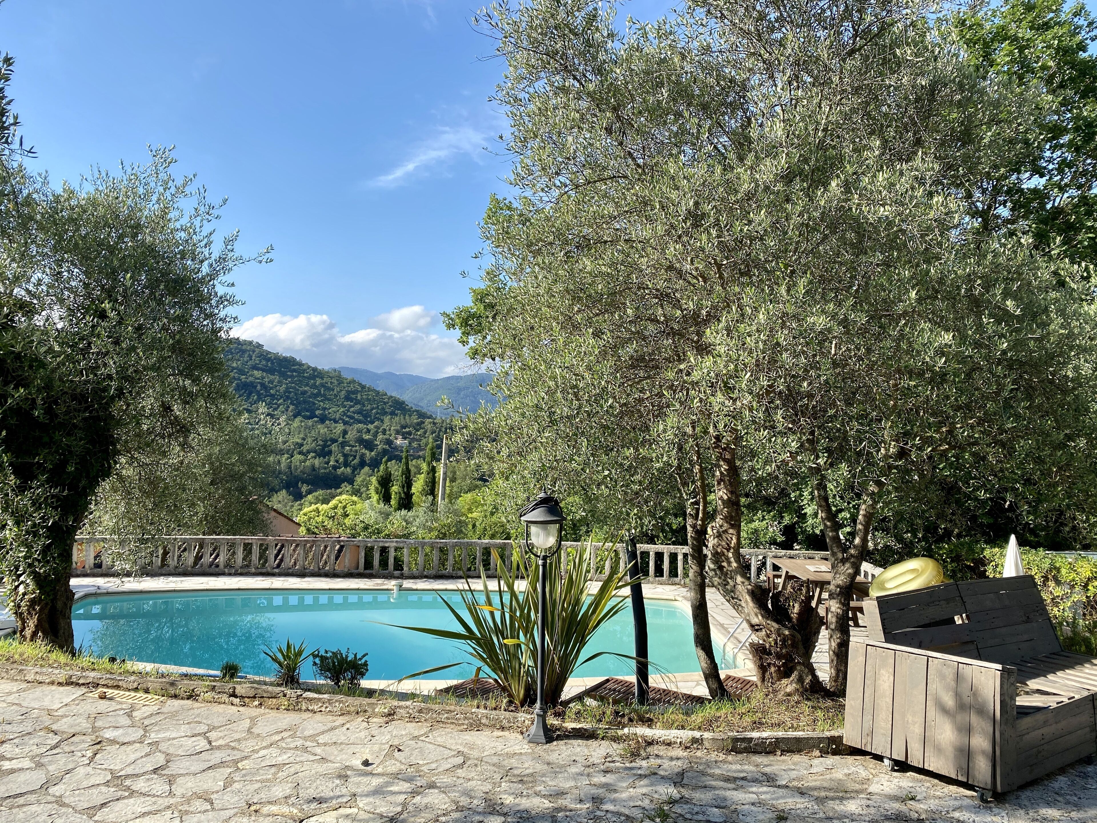 Piscine BBQ et table à manger à l’ombre le midi 