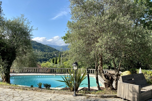Piscine BBQ et table à manger à l’ombre le midi