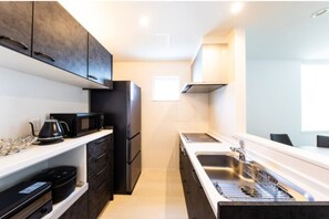 Fridge, microwave, stovetop, cookware/dishes/utensils