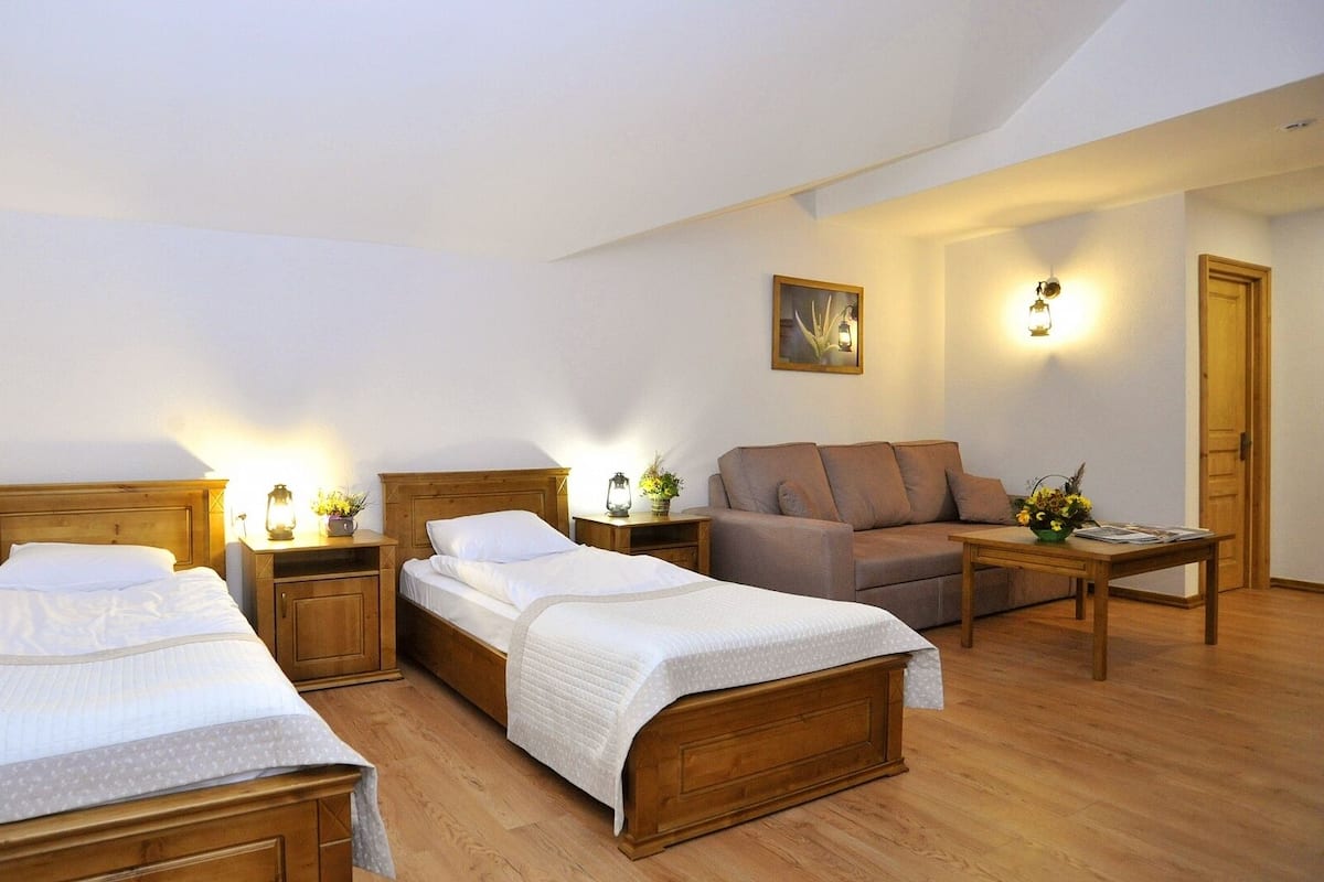 Familienzimmer (for 6 guests) | 1 Schlafzimmer, Schreibtisch, laptopgeeigneter Arbeitsplatz