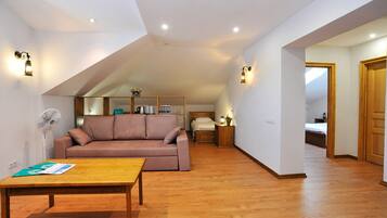 Perhehuone (for 10 guests) | Oleskelualue | Kirjoja