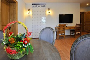 Suite, balcón | Área de sala de estar | Libros 