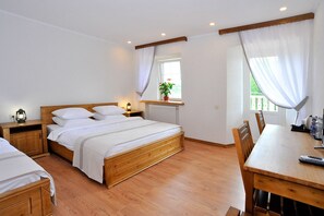 Suite junior | Escritorio, espacio para trabajar con laptop, cortinas blackout y cunas 