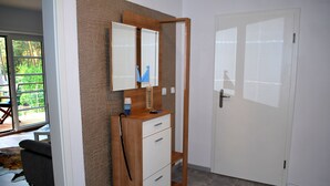A room with a wooden wardrobe, a mirror, and a door. - Apartment "SeeLiebe" in Bad Saarow (Bad Saarow)