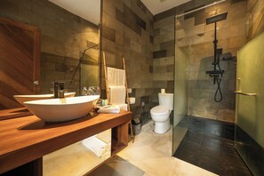 Shower, rainfall showerhead, eco-friendly toiletries, hair dryer - Bali Karma Sajtra Hotel (Seminyak)