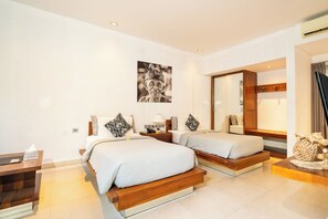 Chambre Deluxe, 1 lit double ou 2 lits jumeaux | Lit avec matelas à plateau-coussin, coffre-fort pour ordinateur portable