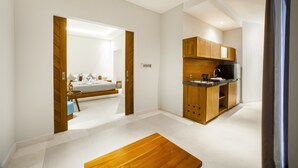 Una cocina moderna con armarios de madera y horno empotrado.
