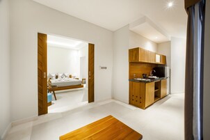 Suite Familiale, 2 chambres | Coin cuisine privé | Mini réfrigérateur, bouilloire électrique, chaise haute