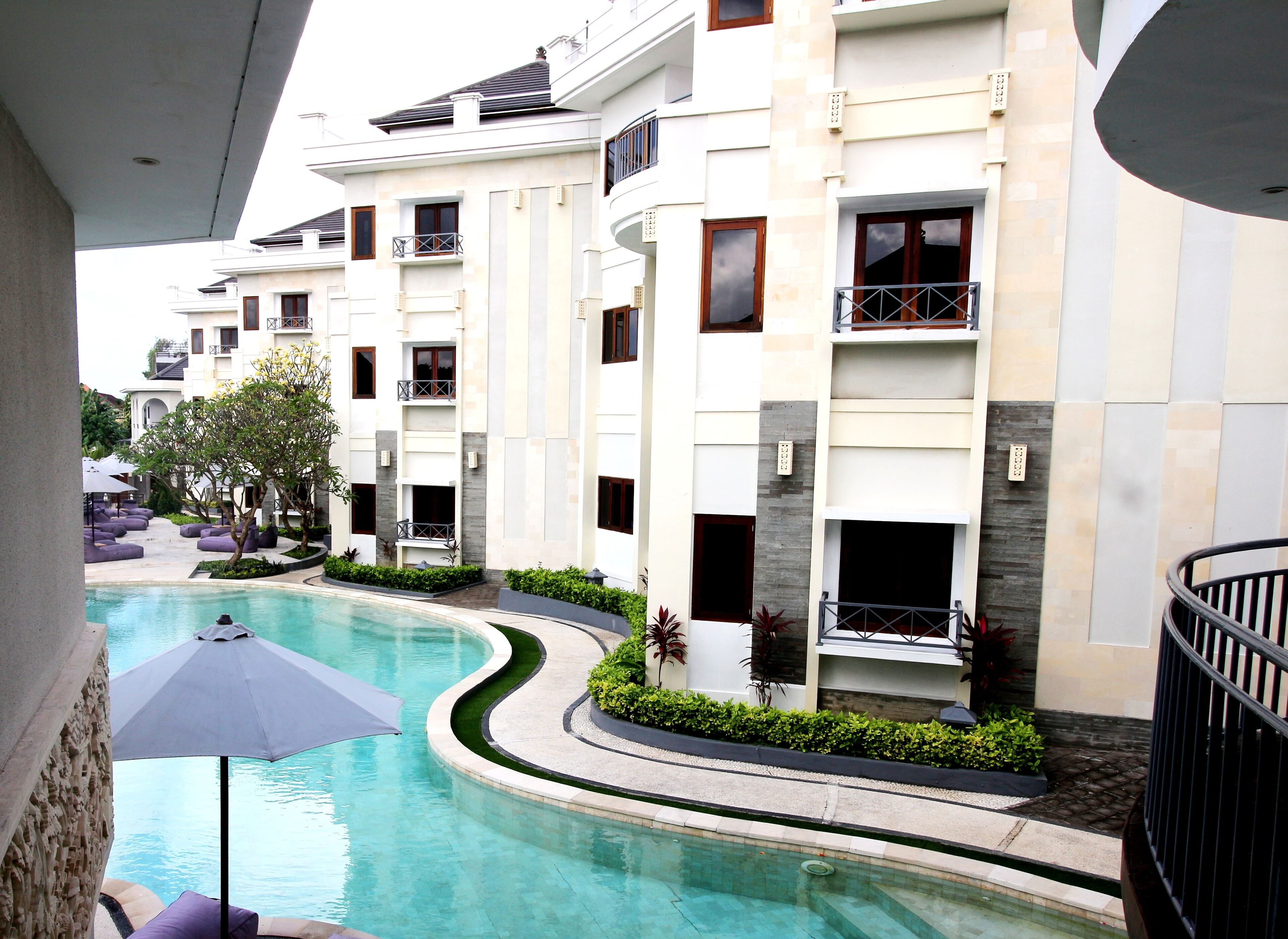 Outdoor pool, pool umbrellas, sun loungers