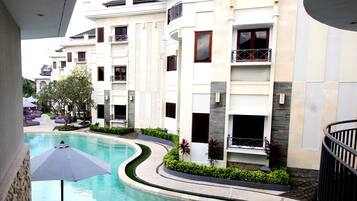 Outdoor pool, pool umbrellas, sun loungers