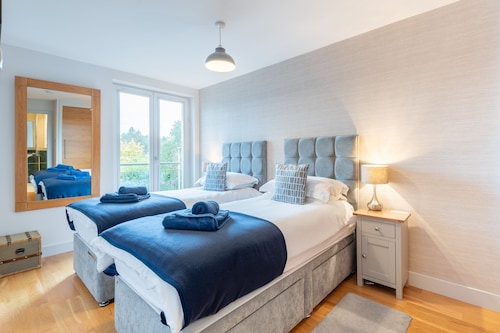 Luxury home | Heart of  town | Parking | Juliet balconies overlooking park