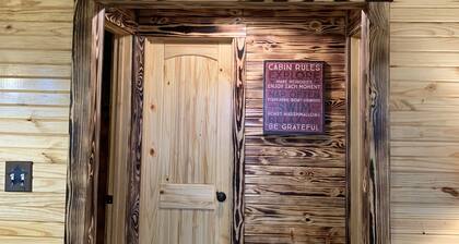 Lazy Bear Cottage with Beautiful view and Fiber Internet!