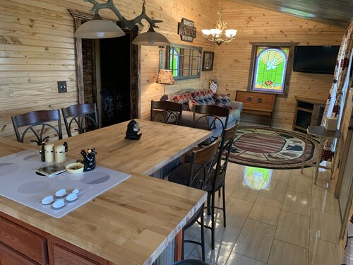 Lazy Bear Cottage with Beautiful view and Fiber Internet!