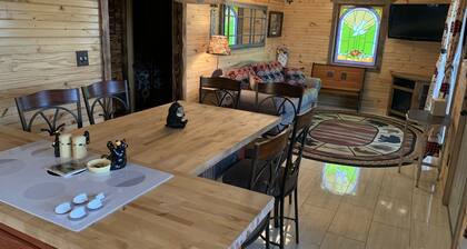 Lazy Bear Cottage with Beautiful view and Fiber Internet!