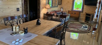 Lazy Bear Cottage with Beautiful view and Fiber Internet!