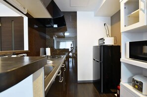 Refrigerador, microondas, parrilla de estufa y utensilios de cocina 