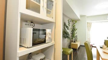 Fridge, microwave, stovetop, cookware/dishes/utensils