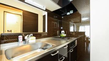 Fridge, microwave, stovetop, cookware/dishes/utensils