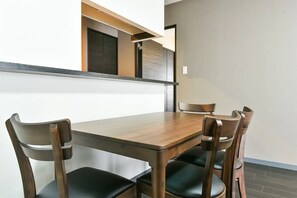 Un coin repas avec une table en bois et quatre chaises.