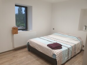 3 bedrooms, iron/ironing board, travel crib, free WiFi