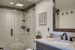 Condo, 2 Bedrooms | Bathroom | Towels, shampoo