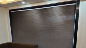 Una sala moderna con un sofá, una mesita de centro y una alfombra estampada.