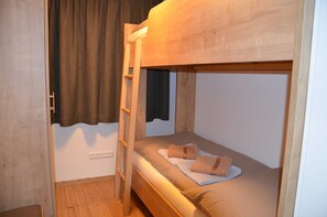 4 quartos, berço de viagem, Wi-Fi, roupa de cama
