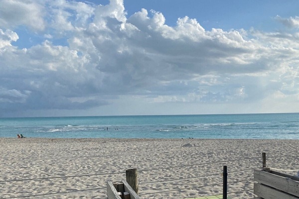 Una playa cerca, sillas reclinables de playa, toallas de playa