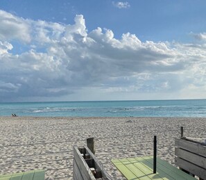 Nær stranden, solsenger og strandhåndklær