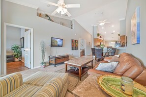 Smart TV, offices - Bella Terra - Top floor condo with Lake Views! (Estero)