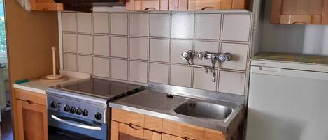 Kühlschrank, Ofen, Herdplatte, Wasserkocher mit Kaffee-/Teezubehör