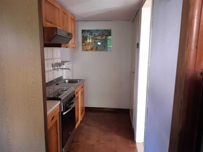 Kühlschrank, Ofen, Herdplatte, Wasserkocher mit Kaffee-/Teezubehör