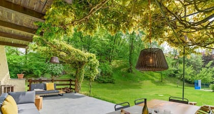 Bright and welcoming two-level villa with large garden, just 5km from Bellagio and 2.5km from the pretty village of Civenna! The villa is located halfway between the picturesque Bellagio (a stunning town on the Como Lake) and Mount S.Primo, which offers