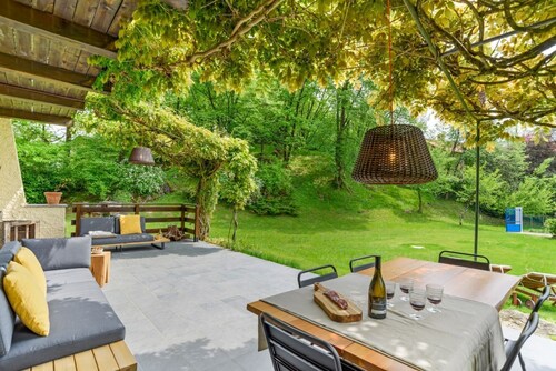 Bright and welcoming two-level villa with large garden, just 5km from Bellagio and 2.5km from the pretty village of Civenna! The villa is located halfway between the picturesque Bellagio (a stunning town on the Como Lake) and Mount S.Primo, which offers 