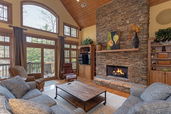 TV, fireplace, DVD player, stereo - Brookstone Villa 1A: 3 BR, 3 BA Condominium in Sapphire, Sleeps 6 (Sapphire)