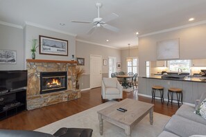 Fireplace, DVD player - Amazing condo in Sapphire within walking distance to Fairfield Lake (Sapphire)