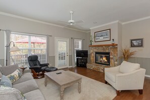 Fireplace, DVD player - Amazing condo in Sapphire within walking distance to Fairfield Lake (Sapphire)